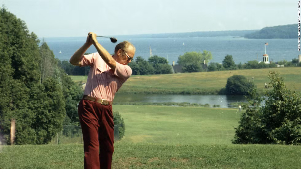 Tổng thống Gerald Ford chơi golf trong kỳ nghỉ ở đảo Mackinac, Michigan ngày 13/7/1975.