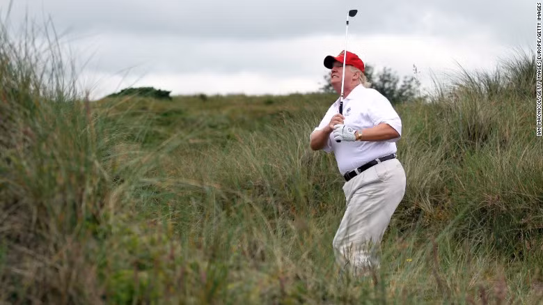  Tổng thống Mỹ Donald Trump được đánh giá là một người chơi golf cự phách. Những buổi chơi golf dịp cuối tuần của ông Trump thường thu hút sự quan tâm của công chúng.