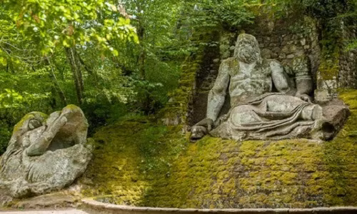 Nằm tại tỉnh Viterbo, Lazio, Italy, khu vườn Bomarzo được Pier Francesco Orsini tạo ra vào thế kỷ 16.