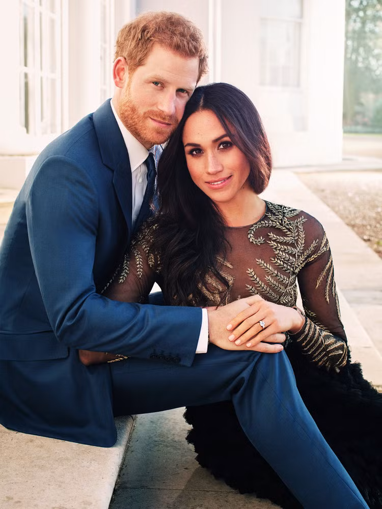 Hoàng tử Harry chụp ảnh với hôn thê Meghan Markle năm 2017. Hôn lễ thế kỷ của Hoàng tử Harry sẽ được tổ chức trong năm nay.