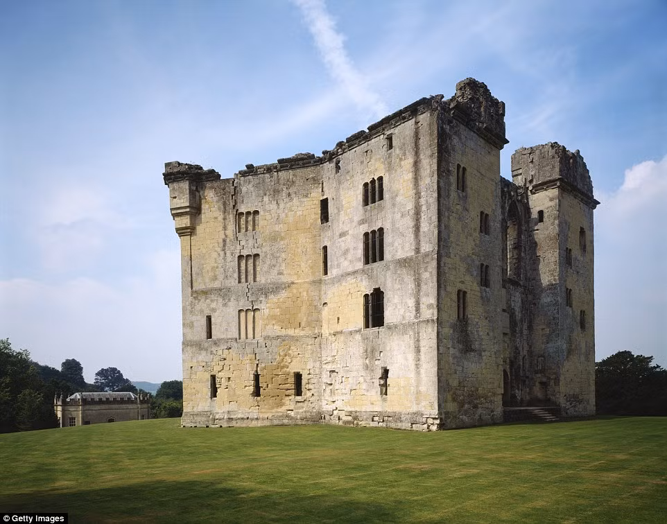 Được xây dựng vào thế kỷ 14, lâu đài Old Wardour ở Tisbury ở Wiltshire là một trong những lâu đài nổi tiếng nhất ở Anh. Một phần lâu đài bị phá hủy trong chiến tranh.
