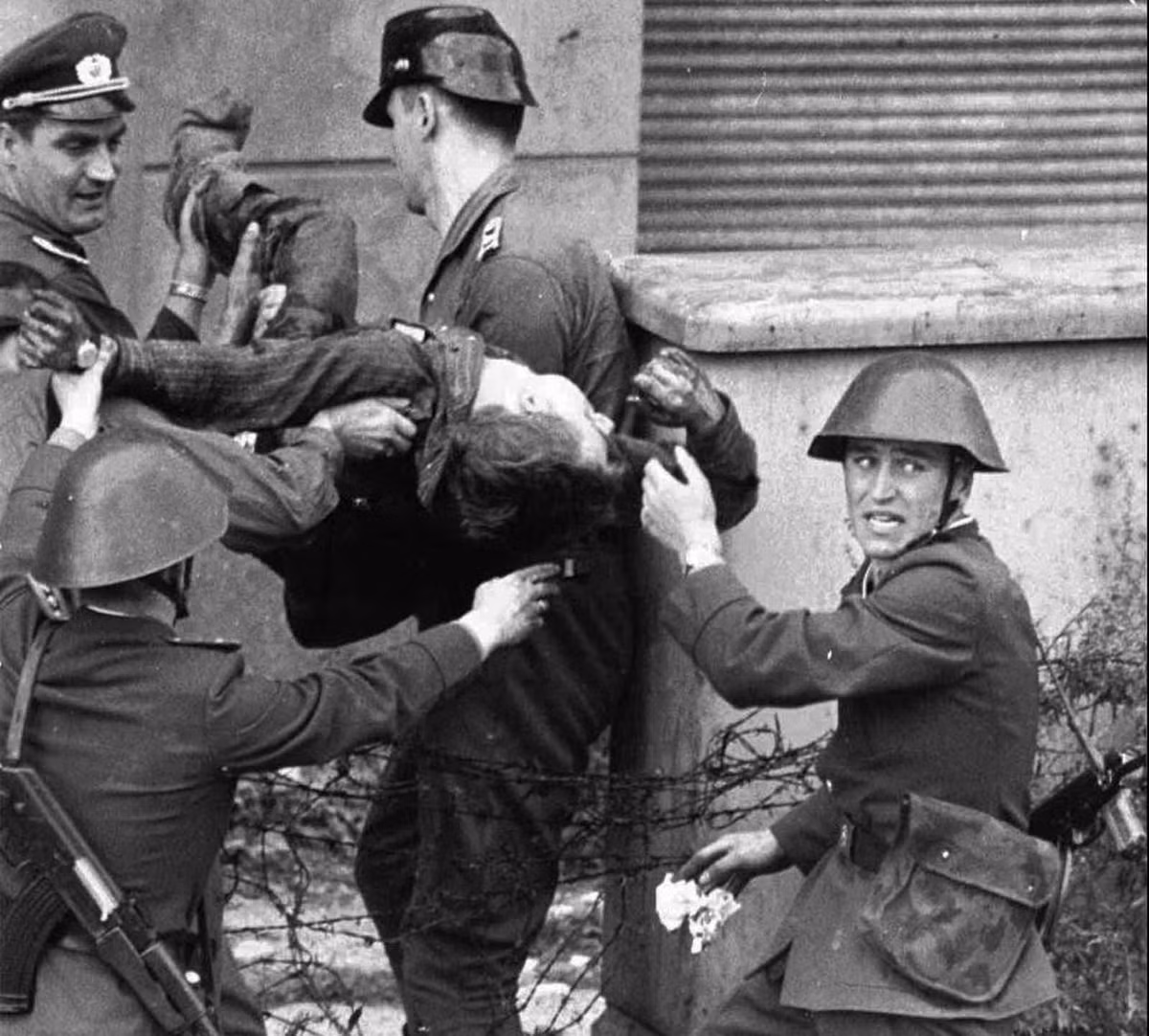 Người thanh niên tên Peter Fechter bị lính Đông Đức nổ súng bắn khi cố vượt qua Bức tường Berlin ngày 17/8/1962.