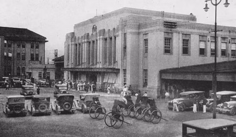 Toàn cảnh khu vực Hiroshima nhìn từ trên cao đông đúc và nhộn nhịp dọc theo sông Motoyasugawa trước khi bị ném bom. Sau thảm họa bom nguyên tử kinh hoàng, khu vực này đã bị phá hủy hoàn toàn và không còn gì ngoài những đống đổ nát.