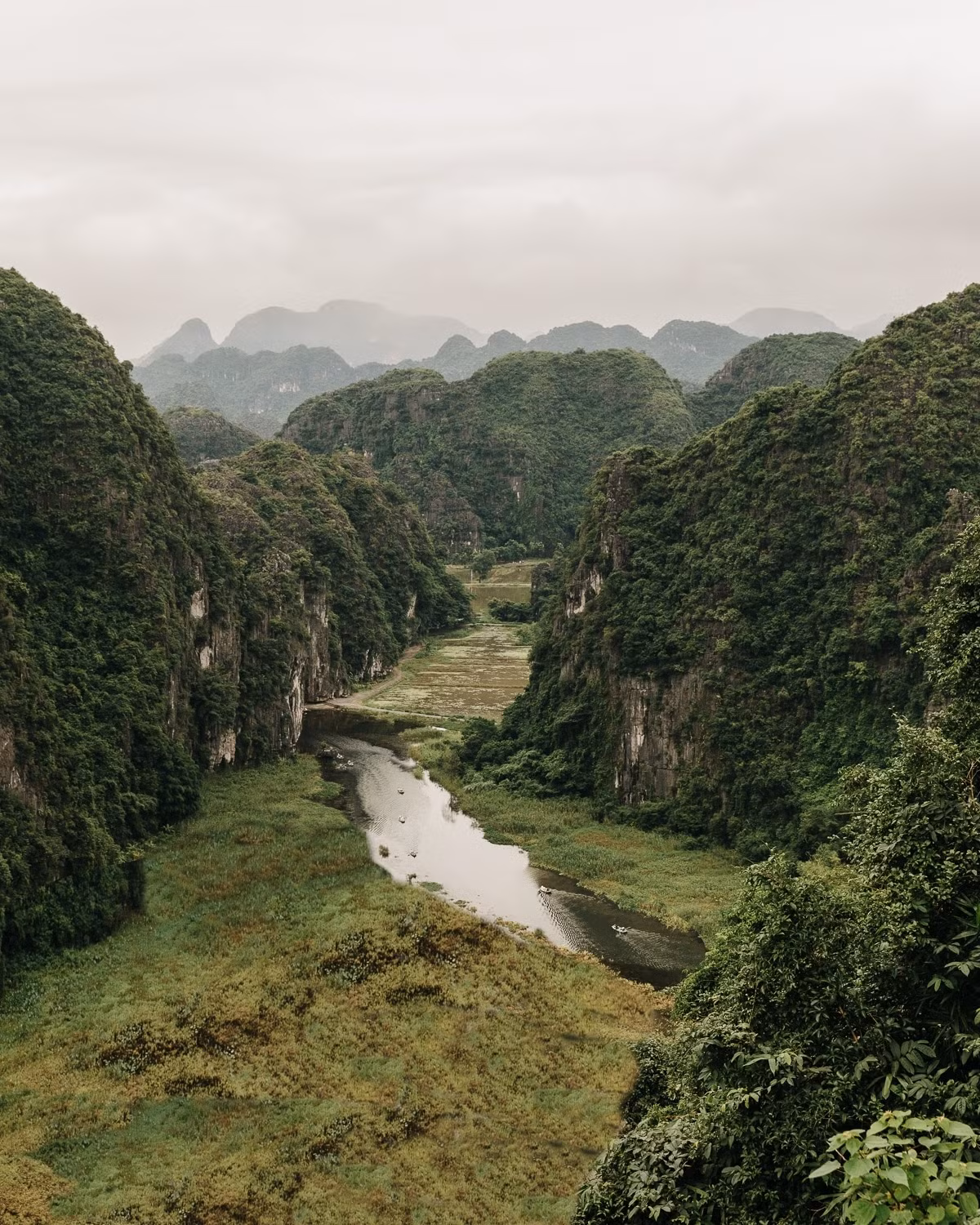 Tràng An nổi tiếng với cảnh quan núi đá vôi đẹp mắt.
