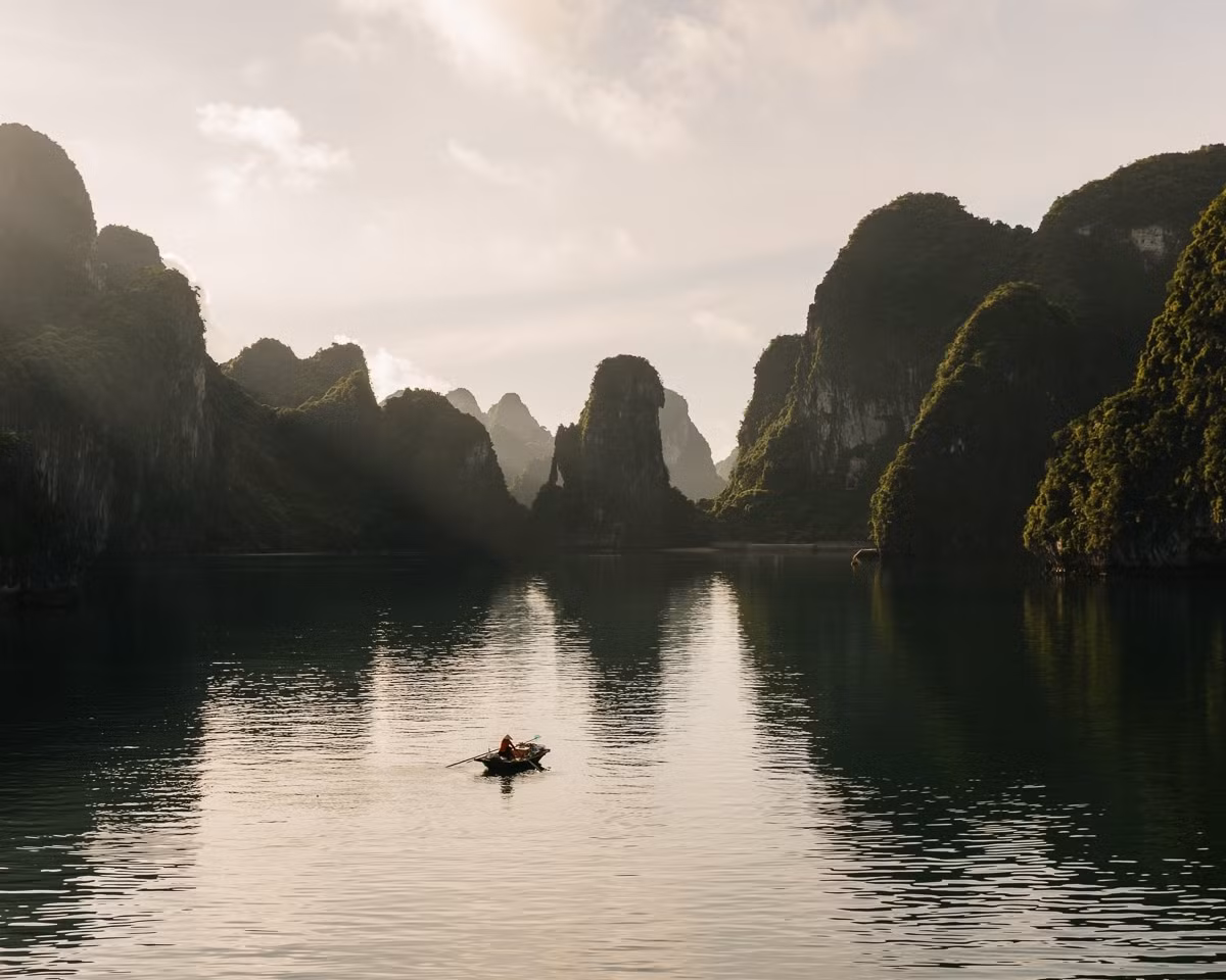 Núi đá vôi ở Vịnh Hạ Long