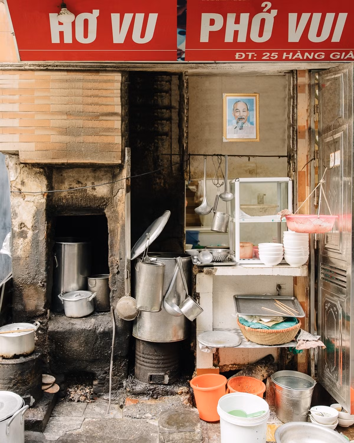 Một góc nhà bếp của hàng phở Hà Nội