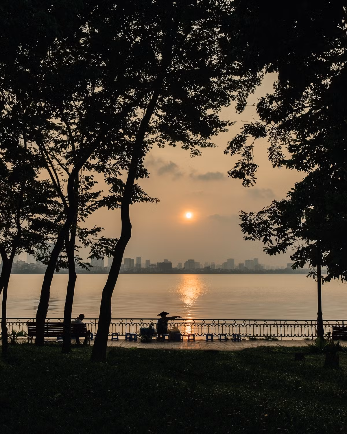 Hoàng hôn ở hồ Tây