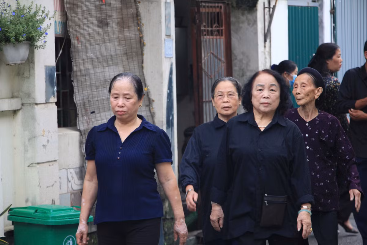 [CAP NHAT] Dong nguoi noi dai qua cac pho vao vieng Tong Bi thu Nguyen Phu Trong-Hinh-81