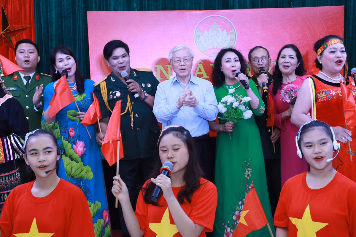 Chiều 26/1/2019 tại Hà Nội, Tổng Bí thư Nguyễn Phú Trọng tham dự hoạt động cùng đoàn đại biểu kiều bào về nước đón Tết cổ truyền dân tộc trong chương trình Xuân Quê hương 2019. 