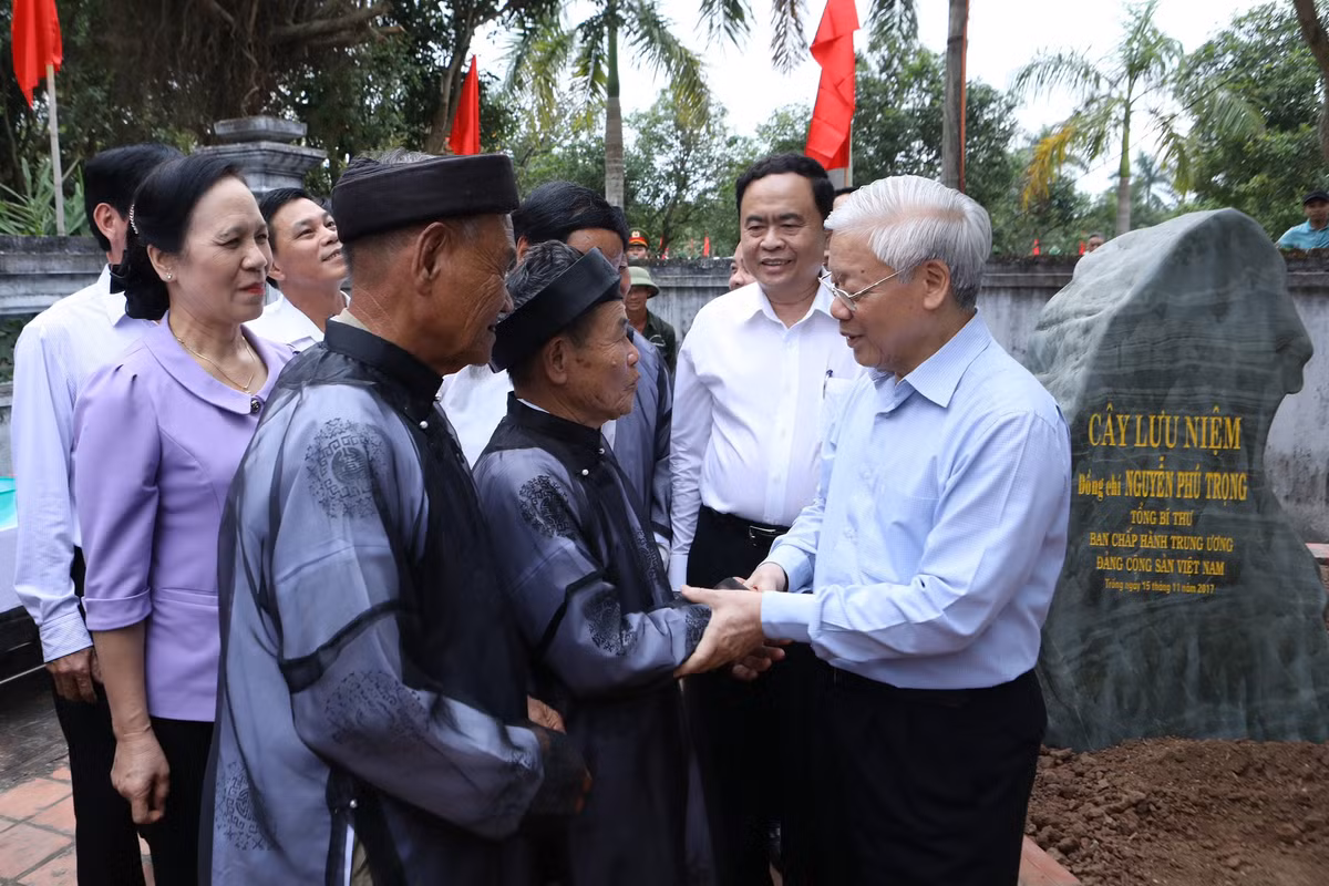 Nhân kỷ niệm 87 năm ngày truyền thống Mặt trận Tổ quốc Việt Nam, chiều 15/11/2017, Tổng Bí thư Nguyễn Phú Trọng tới dự Ngày hội đại đoàn kết toàn dân tộc tại Làng văn hóa Thượng Điện, xã Vinh Quang, huyện Vĩnh Bảo, TP. Hải Phòng. 