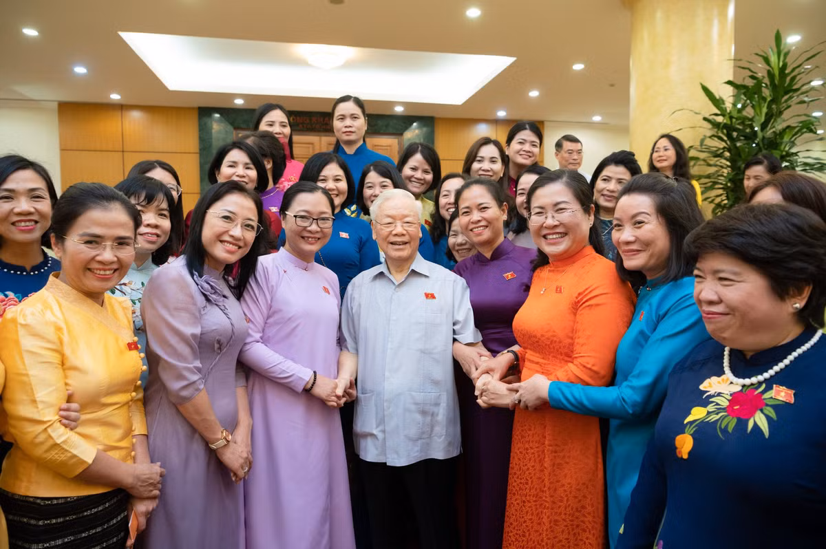 Chiều 05/6/2023, tại trụ sở Trung ương Đảng, Tổng Bí thư Nguyễn Phú Trọng gặp mặt thân mật các nữ đại biểu Quốc hội khóa XV nhân dịp kỷ niệm 15 năm ngày thành lập Nhóm nữ đại biểu Quốc hội Việt Nam (15/5/2008 - 15/5/2023). 