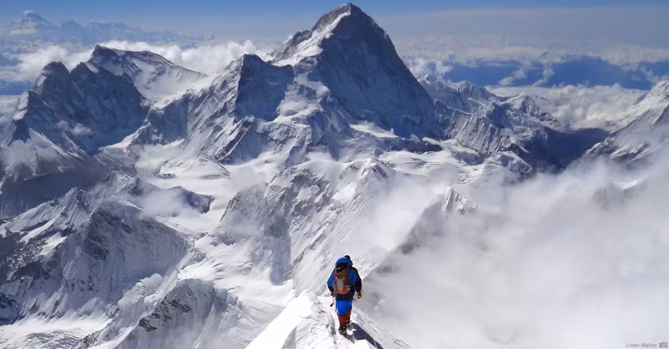 Peter Hillary cùng con trai Edmund Hillary đã cùng chinh phục thành công đỉnh Everest năm 1990. Đây là cặp cha con đầu tiên trên thế giới leo lên đỉnh Everest.