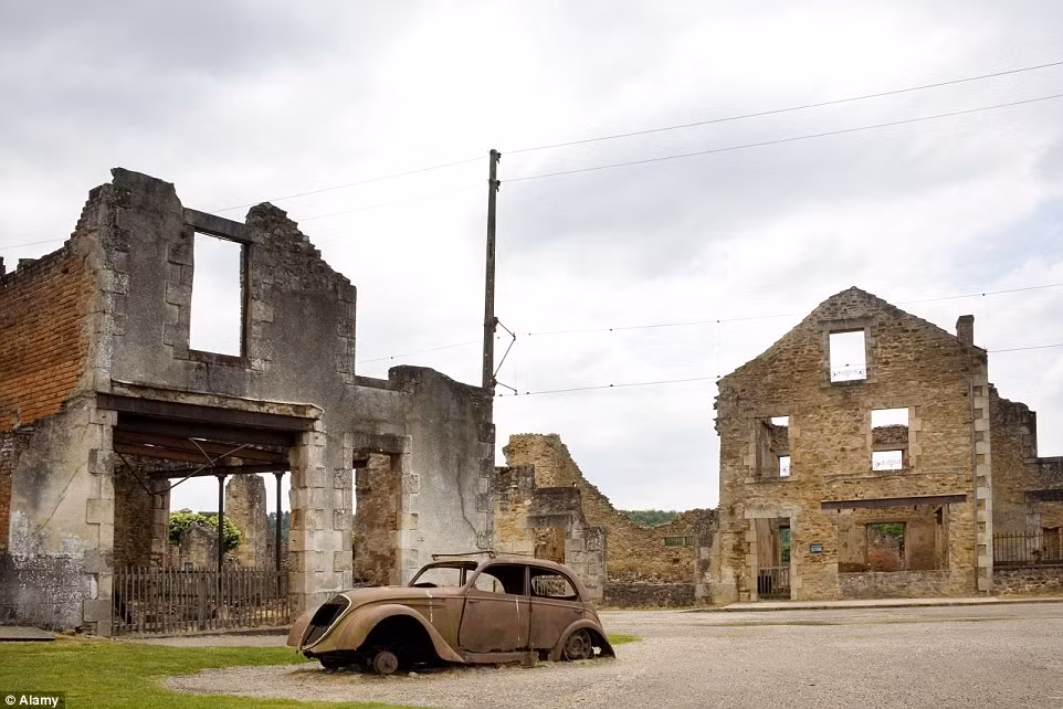 Ngôi làng Oradour-sur-Glane ở Pháp gây ấn tượng mạnh với những ngôi nhà và ô tô bị phá hủy sau khi phát xít Đức tấn công nơi đây năm 1944. Hình ảnh những ngôi nhà bị thiêu rụi, ô tô hoen rỉ phơi nắng mưa tạo nên khung cảnh hoang vắng, rùng mình.