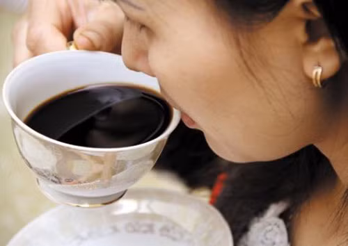 Người thích uống cà phê đen thường là người chính trực, thẳng thắn, cởi mở, thích những điều đơn giản, khá trầm tĩnh nhưng sâu sắc. Đối với mỗi sở thích cà phê khác nhau, tính cách con người phần nào thể hiện qua thói quen hàng ngày này.