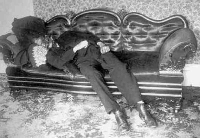 Lizzie Borden Andrew là nữ sát nhân máu lạnh bị cáo buộc giết cha và mẹ kế với một chiếc rìu. Vụ việc kinh hoàng này diễn ra ở Fall River, Massachusetts, Mỹ.