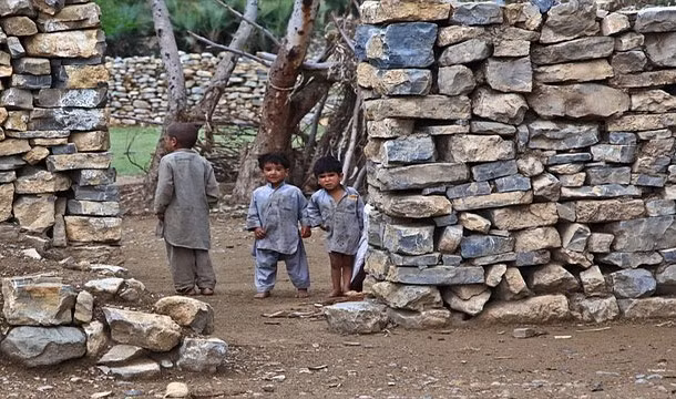 Trên thế giới có khoảng 2 triệu trẻ em chết mỗi năm vì những căn bệnh có thể phòng ngừa và chữa trị như tiêu chảy, viêm phổi... Nguyên nhân tử vong của những trường hợp này là không có tiền chữa bệnh.
