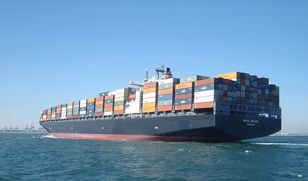 Mỗi năm, tàu chở hàng, tàu biển... thải khoảng 7 triệu tấn rác thải xuống biển.