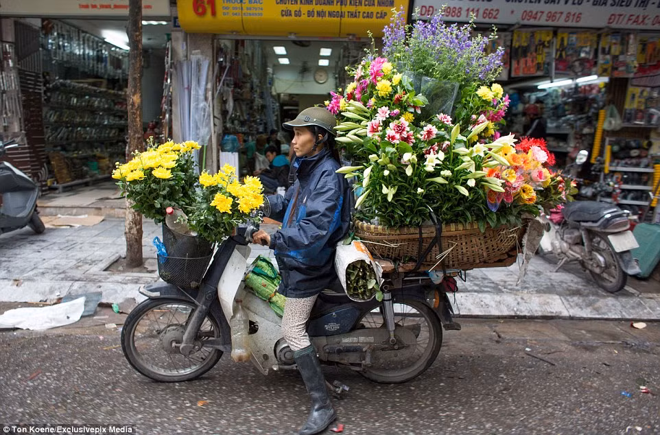 Tại Việt Nam, hàng ngày có khoảng 37 triệu xe máy lưu thông trên đường. Do đó, phương tiện này được người dân sử dụng để chở rất nhiều loại hàng hóa để kiếm kế sinh nhai.