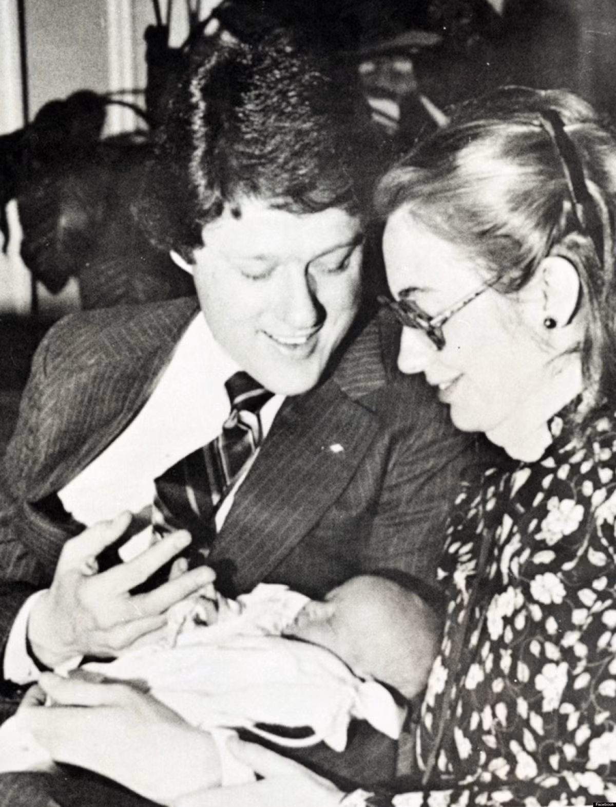Vợ chồng cựu Ngoại trưởng Clinton đón con gái đầu lòng đồng thời là người con duy nhất có tên Chelsea năm 1980. Bà Clinton đã làm việc tại Công ty Luật Rose ở Little Rock từ năm 1977.