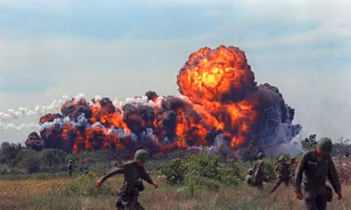 Bom Napalm là một trong những vũ khí khủng khiếp, có tính sát thương cao. Theo đó, nạn nhân trúng phải loại bom này thường bị bỏng nặng, thậm chí là tử vong.