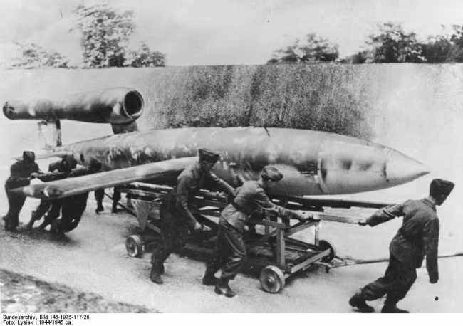 Trong Chiến tranh thế giới 2, phát xít Đức đã phát triển V-1 Buzz Bomb với đầu nổ lớn trên 800 kg. Điều này khiến loại tên lửa này có sức tàn phá rất cao đối với các khu dân cư bị đánh trúng. Đức đã sử dụng loại vũ khí này ở Anh và đạt được hiệu quả rõ rệt.
