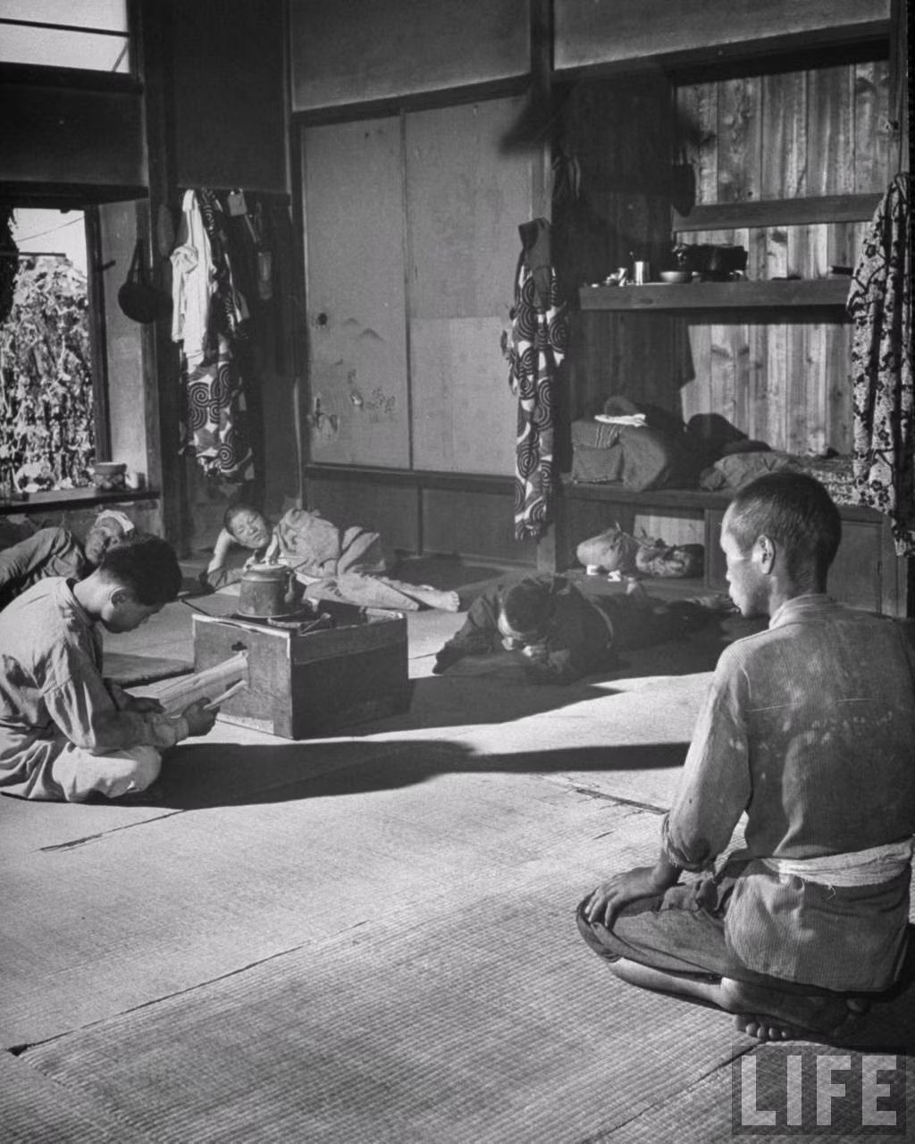 Những người mất nhà cửa trong chiến tranh trú ngụ trong một ngôi nhà đơn sơ với những vật dụng rất sơ sài, thiếu thốn.