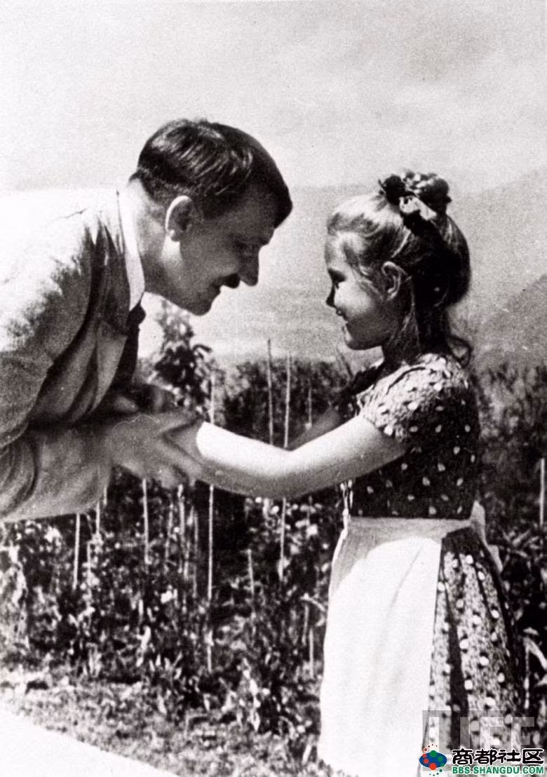 Trong Chiến tranh thế giới 2, Hitler thường thực hiện một số bộ ảnh chụp chung với trẻ em làm tài liệu tuyên truyền cho Đức quốc xã. Qua đó, Hitler muốn xây dựng hình tượng là nhà lãnh đạo có "trái tim", biết yêu thương mọi người.