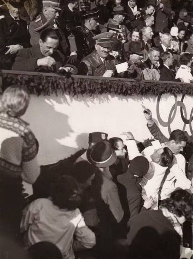 Hitler hào hứng ký tặng người hâm mộ tại Thế vận hội năm 1936.