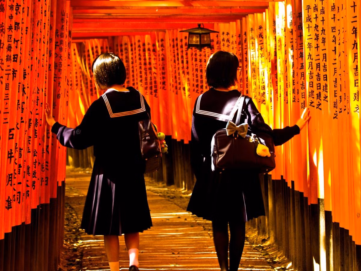 Du khách rất thích thú khi đi qua cổng torii - lối dẫn vào các ngôi đền. Các thương nhân làm ăn kinh doanh thành đạt thường quyên góp xây dựng torii.