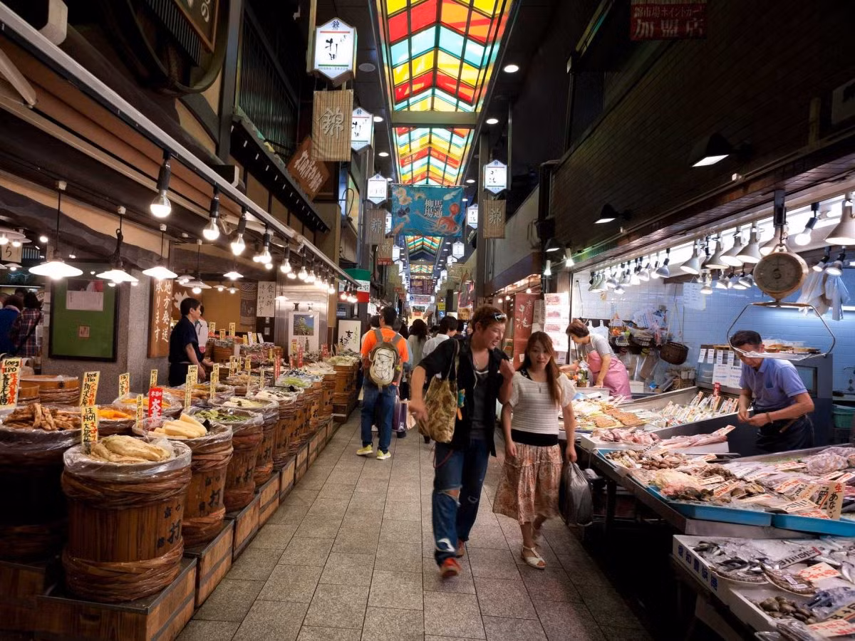 Chợ Nishiki ở Kyoto có bề dày lịch sử 400 năm, với hơn 100 cửa hàng và nhà hàng. Nơi đây có nhiều đồ ăn và đủ các loại thực phẩm hấp dẫn. Nishiki được đánh giá là nhà bếp của Kyoto.