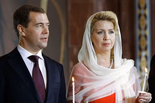 Tuy nhiên, cựu Tổng thống Medvedev đã phải cố gắng rất nhiều để mối tình đó "đơm hoa kết trái" do bà là hoa khôi của trường và có rất nhiều người theo đuổi. Với tình cảm chân thành, thủy chung, cựu Tổng thống Medvedev và bà Svetlana luôn ở bên nhau quấn quít không rời.