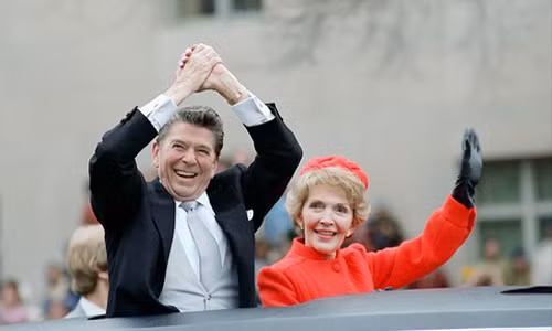 Mặc dù là người bận rộn do làm chính trị nhưng Tổng thống Reagan và vợ vẫn thường viết thư tình cho nhau và luôn thể hiện tình cảm mặn nồng khiến nhiều người ghen tị. Ngay cả khi Tổng thống Reagan mắc bệnh mất trí nhớ vào khoảng năm 1994, bà Nancy vẫn luôn ở bên chăm sóc, động viên chồng và trao cho nhau yêu thương như lúc xưa.