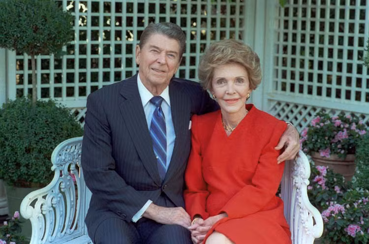 Sau khi hôn nhân đầu tan vỡ, Tổng thống Ronald Reagan đã gặp bà Nancy năm 1949. Khi đó, ông đang làm Chủ tịch công đoàn lao động Screen Actors Guild và là một diễn viên hết thời. Trong khi đó, bà Nancy là một diễn viên mới nổi của Hollywood. Hai người đã gặp nhau lần đầu và trúng tiếng sét ái tình ngay lập tức. Đến tháng 3/1952, đám cưới của Tổng thống Reagan với Nancy diễn ra. Họ sống với nhau hạnh phúc và có hai người con.
