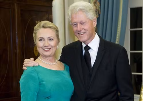 Mặc dù Tổng thống Bill Clinton vướng vào scandal ngoại tình với thực tập sinh Monica Lewinsky khiến tên tuổi và sự nghiệp của ông bị ảnh hưởng không nhỏ cũng như hôn nhân gặp khủng hoảng, có nguy cơ tan vỡ nhưng Đệ nhất phu nhân Clinton đã chọn tha thứ cho chồng và cùng nhau gây dựng lại tương lai.
