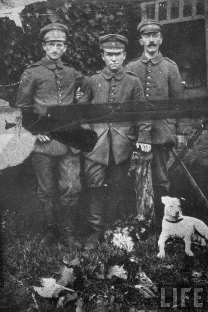 Hình ảnh trùm phát xít Hitler (ngoài cùng bên phải) khi y phục vụ trong quân đội Bavaria hồi Chiến tranh thế giới 1. Ảnh chụp năm 1916.