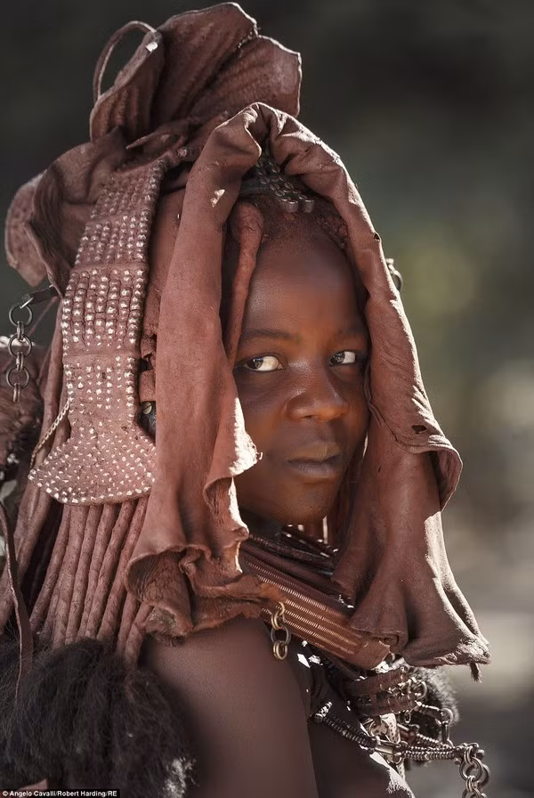 Bộ tộc Himba sinh sống tại Namibia và Angola dùng một hỗn hợp bơ và đất son màu để dán lên người có tác dụng bảo vệ da khỏi ánh nắng mặt trời và không bị muỗi đốt. Do vật, toàn thân các thành viên bộ tộc Himba có một màu nâu rắn khỏe ấn tượng cộng thêm những phụ kiện đồ sộ.