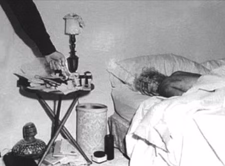 Tuy nhiên, đến ngày 5/8/1962, người ta phát hiện thi thể Marilyn Monroe và được kết luận là tử tự. Một số giả thuyết cho rằng cái chết của Marilyn Monroe có liên quan đến Tổng thống Kennedy bởi những hành động trước khi chết của cô gây nguy hiểm đối với nhiều nhân vật máu mặt trong chính quyền Mỹ, trong đó có gia đình Tổng thống Kennedy. Trong ảnh là thi thể Marilyn Monroe được phát hiện tại nhà riêng.