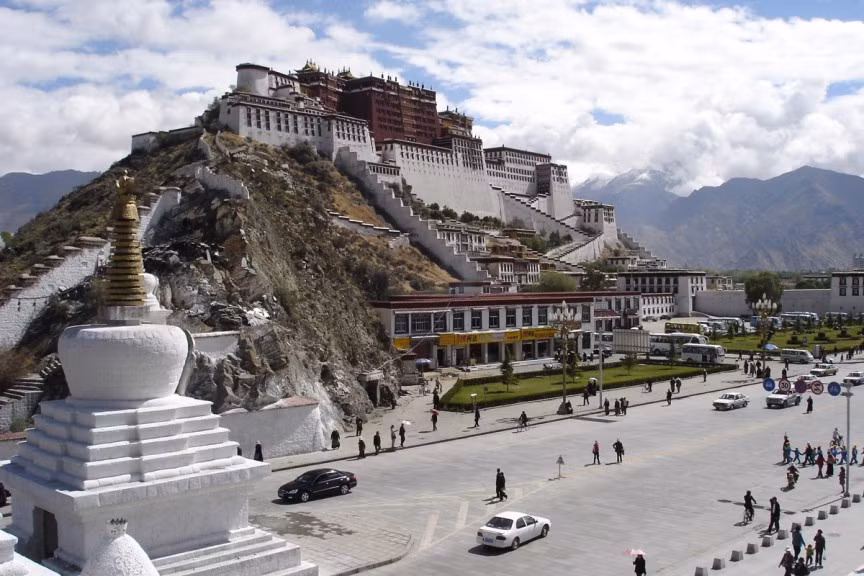 Từ năm 1645 - 1959, Cung điện Potala ở Tây Tạng là nơi ở và tu hành của các Đức Đạt-lai Lạt-ma. Công trình này được coi là kỳ quan của thế giới. Potala gồm hai tòa lầu chính là Portrang Karpo (Bạch Cung) - nơi các Đức Đạt-lai Lạt-ma sinh hoạt và Portrang Marpo (Hồng Cung) - nơi dùng để cầu nguyện và ngồi thiền.