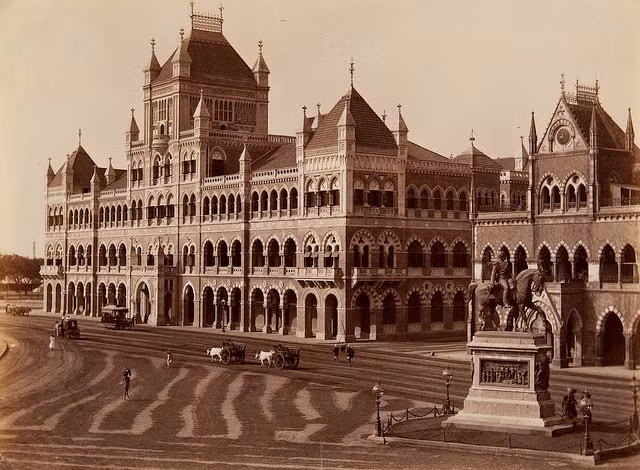 Trường Cao đẳng Elphinstone và Thư viện Sassoon.