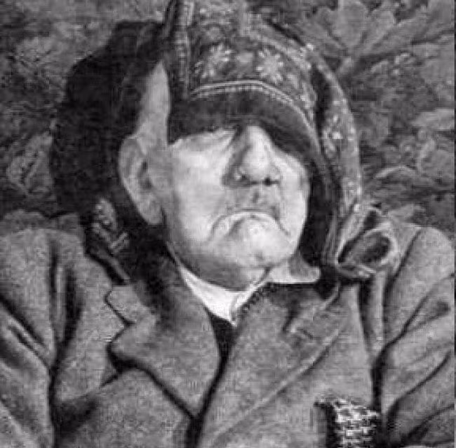 Một số giả thuyết cho rằng Hitler đã không tự sát năm 1945. Thay vào đó, trùm phát xít đã bỏ trốn sang Argentina và sống ở đó cho đến cuối đời. Đây là bức ảnh được cho là chụp lúc Hitler 75 tuổi và đang nằm chờ chết.