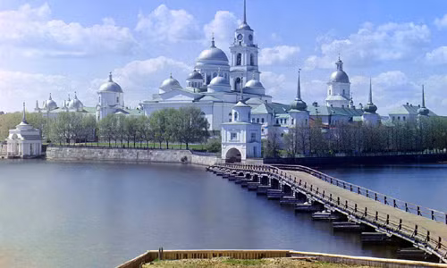 Nằm tại đảo Stolobnyi trên hồ Seliger, Nga, tu viện St. Nil được xây dựng vào khoảng năm 1528. Nơi đây trở thành một trong những tu viện lớn nhất và giàu có nhất của Nga những năm 1600. Đây là một trong những ảnh đẹp nước Nga hơn 100 năm trước.