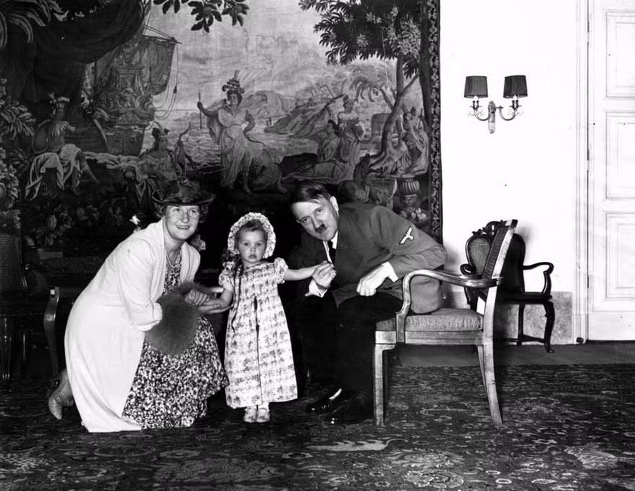 Trùm phát xít Hitler chụp ảnh thân thiết cùng Emmy và Edda Goering năm 1940. Emmy Göring là nữ diễn viên Đức và là người vợ thứ hai của Hermann Göring - một trong những cánh tay đắc lực của Hitler.