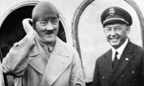 Những hình ảnh "bất thường" của trùm phát xít Hitler muốn giấu kín nằm trong cuốn sách tuyên truyền có tên "Deutschland Erwache" ra đời vào những năm 1930. Tuy nhiên, sau khi hoàn thành, Hitler không thích chúng và cấm lưu hành cuốn sách này do không muốn những bức ảnh đó lọt ra ngoài, gây ảnh hưởng đến hình tượng của y.