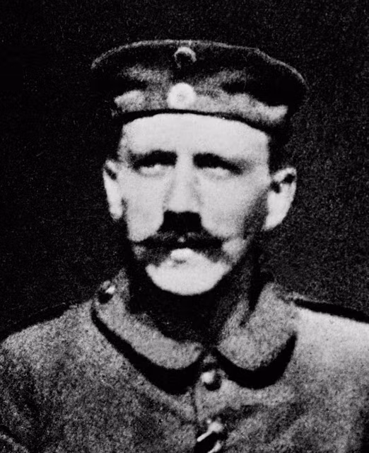 Hình ảnh Hitler hồi phục vụ trong quân đội Đức. Hitler trong bức ảnh này dường như được chụp trong lúc trùm phát xít đang làm "mắt lé".