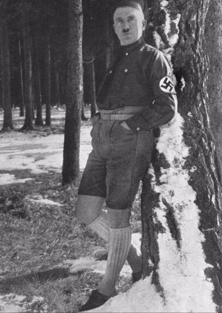 Hitler mặc quần soóc ngắn trên đầu gối - khác hẳn với phong cách chỉnh tề của trùm phát xít trước mắt công chúng.