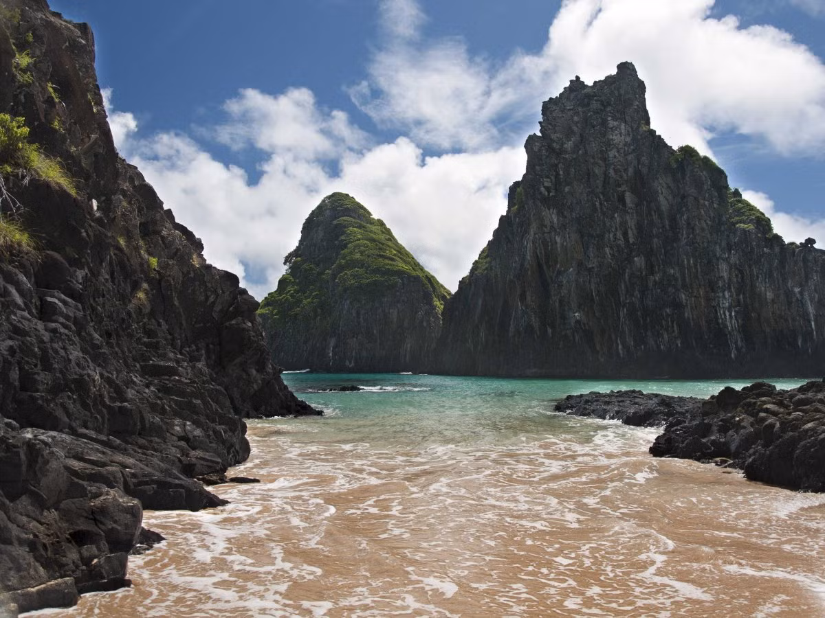 Quần đảo Fernando de Noronha gồm 21 đảo và đảo nhỏ thuộc Đại Tây Dương, nằm ngoài khơi Brazil, xếp thứ 10 trong danh sách 12 đảo hoang sơ nên đến trong đời.
