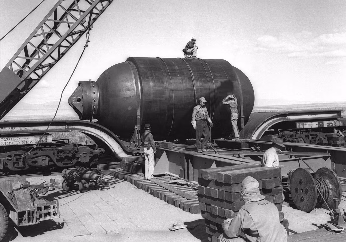 Sau vụ thử hạt nhân đầu tiên trên thế giới của Mỹ năm 1945, gần 2.000 vụ thử vũ khí hạt nhân khác được thực hiện. Hầu hết những vụ thử bom hạt nhân này diễn ra vào những năm 1960 và 1970. Trong ảnh là bình chứa hình trụ mật danh "Jumbo" được chế tạo với mục đích để thu hồi vật liệu phóng xạ. Sau đó, giới chức Mỹ quyết định không dùng Jumbo và cuối cùng được đặt lên trên một ngọn tháp bằng thép cách điểm nổ 730 m để ước lượng sức công phá.