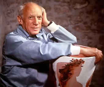 Từ đầu tiên mà danh họa Picasso biết nói là “piz” - một từ viết tắt của “lápiz”, trong tiếng Tây Ban Nha có nghĩa là “bút chì”. Mẹ của ông cho rằng con trai sinh ra là để trở thành họa sĩ. Quả thật, bố của Picasso là một nghệ sĩ và giảng viên nghệ thuật nên đã hướng con trai vào môi trường nghệ thuật từ năm danh họa 7 tuổi. Đến năm 13 tuổi, cha của Picasso nhận thấy tài năng của con trai đã vượt qua ông.