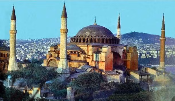 Hagia Sophia là nhà thờ lớn nhất thế giới nằm ở Istanbul, Thổ Nhĩ Kỳ vào thời điểm công trình này xây dựng vào năm 360 sau công nguyên. Hoàng đế Constantius (con trai của Hoàng Đế Constantine) đã cho xây dựng công trình này. Hiện Hagia Sophia là một viện bảo tàng có kiến trúc độc đáo.