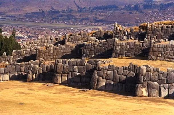 Sacsayhuaman là một công trình kiến trúc tuyệt vời của người Inca nằm ở vùng ngoại ô phía bắc của thành phố cổ Cusco (Peru). Tàn tích bức tường đá Sacsayhuaman có từ tiền Inca được cho là của pháo đài được xây dựng từ thế kỷ 12 do người Killke xây dựng.